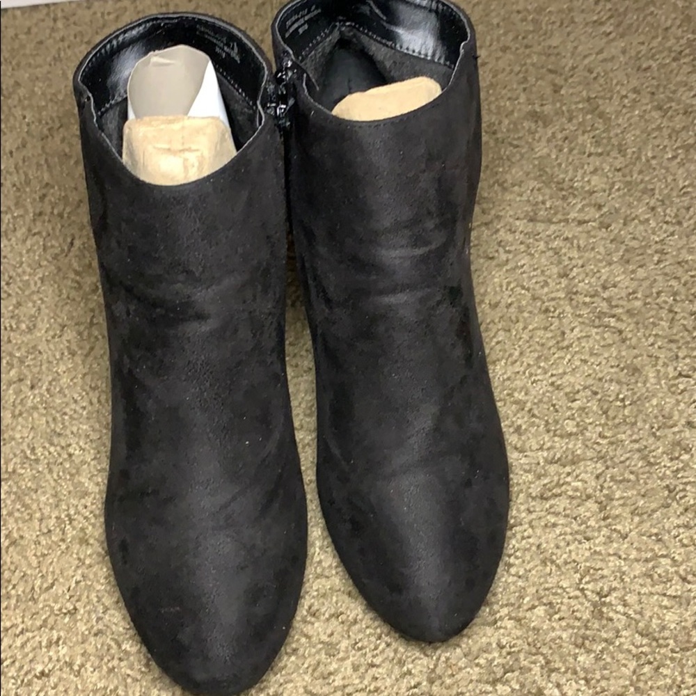 Shoes - Picture 3 of 4